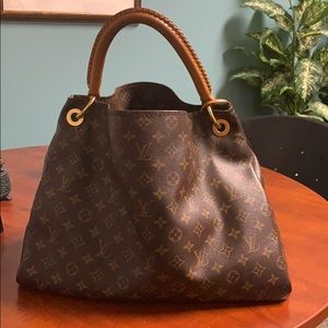 Authentic Beautiful Louis Vuitton Artsy MM Bag